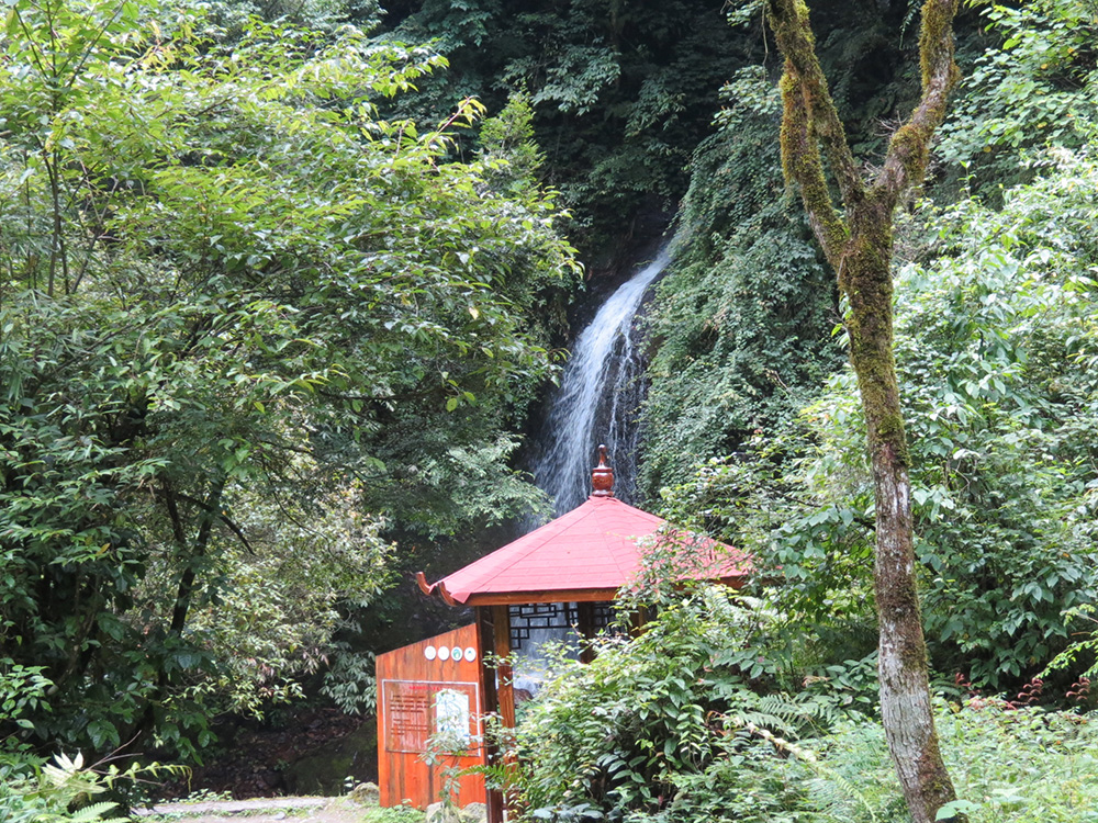 漁泉瀑布（西嶺前山）